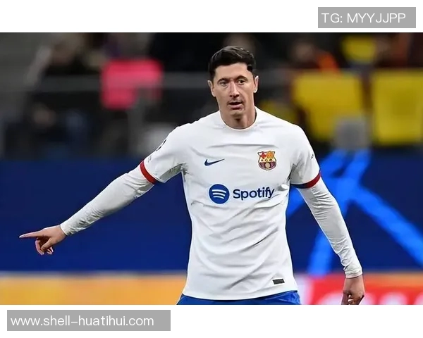 莱万有一种几乎疯狂的求胜欲，他与哈维成了更衣室对手